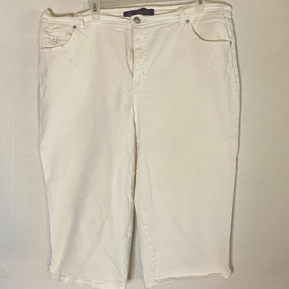 Gloria Vanderbilt white denim capris